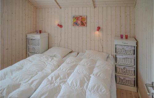 ØksenmølleにあるGorgeous Home In Ebeltoft With Kitchenの白い大型ベッドが備わる客室です。