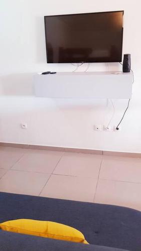 a yellow pillow on the floor in front of a television at Mana - SRFB 3 in Mana
