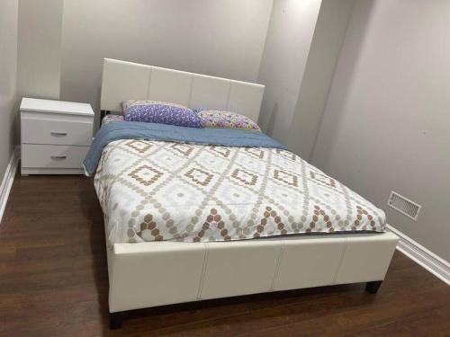Ein Bett oder Betten in einem Zimmer der Unterkunft Guest Suite in Oakville
