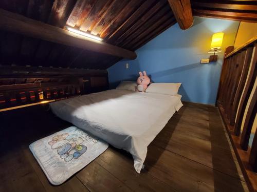Una cama o camas en una habitación de 歇會兒民宿典藏館