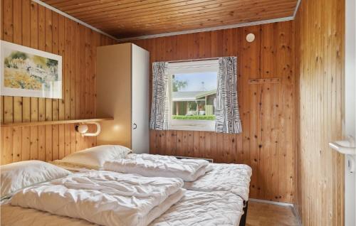 1 dormitorio con 2 camas en una pared de madera en Beautiful Home In Odder With Wifi en Norsminde