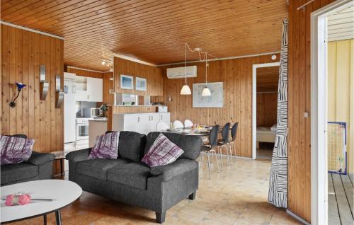 Et sittehjørne på Beautiful Home In Odder With Wifi
