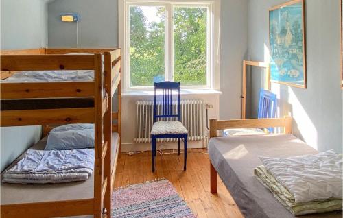 1 dormitorio con 2 literas y ventana en Nice Home In Trans With Wifi en Tranås
