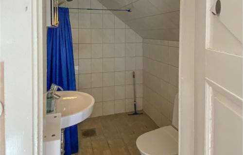 uma casa de banho com um lavatório e um WC em Nice Home In Trans With Wifi em Tranås