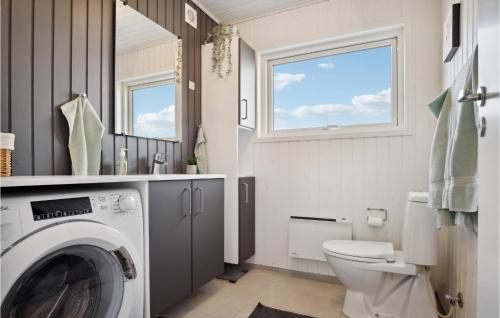 een badkamer met een wasmachine en een toilet bij 4 Bedroom Nice Home In Brkop in Børkop