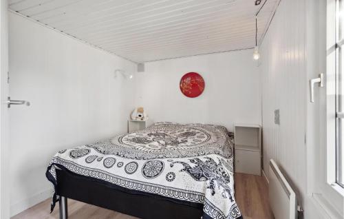 1 dormitorio con 1 cama en una habitación blanca en Stunning Home In Bjert With House Sea View, en Binderup Strand