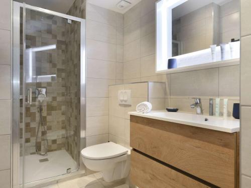 une salle de bain avec toilettes, douche et lavabo dans l'établissement Appartement moderne 46 m², 4 pers, Courchevel Moriond, skis aux pieds, balcon, parking, wifi, ascenseur - FR-1-631-170, à Courchevel