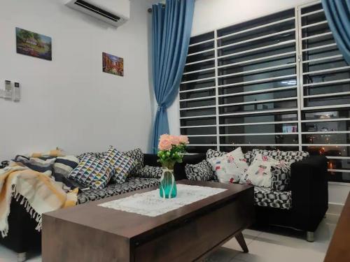 uma sala de estar com um sofá e uma mesa em Infinity pool apartment with stunning sunset view - GM Remia Residence Ambang Botanic em Klang