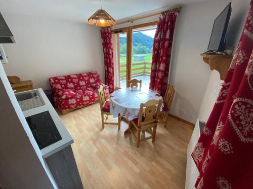 une cuisine et une salle à manger avec une table et des chaises dans l'établissement Appartement 2 pièces près des pistes avec terrasse, parking et coin montagne - FR-1-692-89, à La Chapelle-dʼAbondance