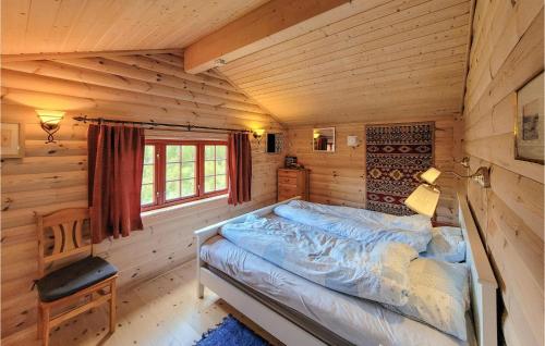 Vossestrandにある3 Bedroom Stunning Home In Vossestrandのログキャビン内のベッドルーム1室