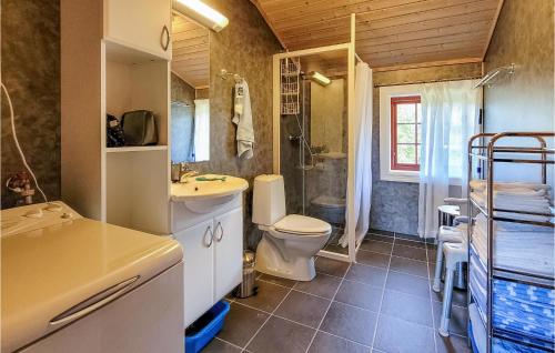 y baño con aseo, lavabo y ducha. en 3 Bedroom Stunning Home In Vossestrand, en Vossestrand