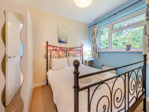 Postel nebo postele na pokoji v ubytování Awesome Cottage In Cilau Aeron, Near Lampeter With 2 Bedrooms And Wifi