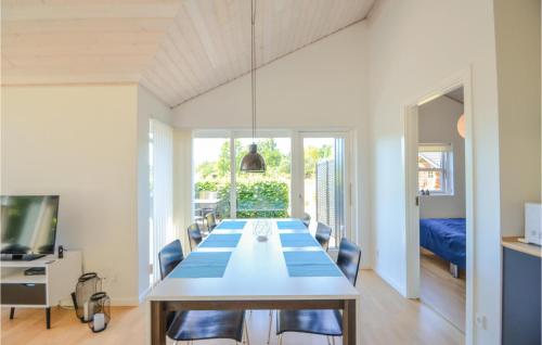 エーベルトフトにあるAwesome Home In Ebeltoft With 3 Bedrooms And Wifiのダイニングルーム(長いテーブルと椅子付)