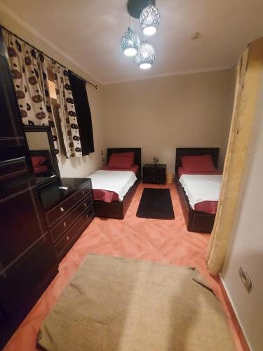 Habitación con 2 camas en una habitación en Chalet in Porto Marina North Coast, en El Alamein
