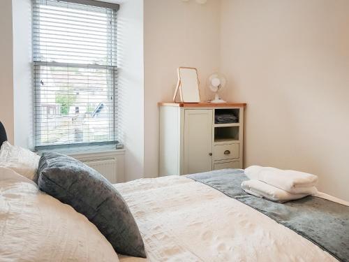 um quarto com uma cama e uma janela em Liquorstane - Uk40568 em Falkland