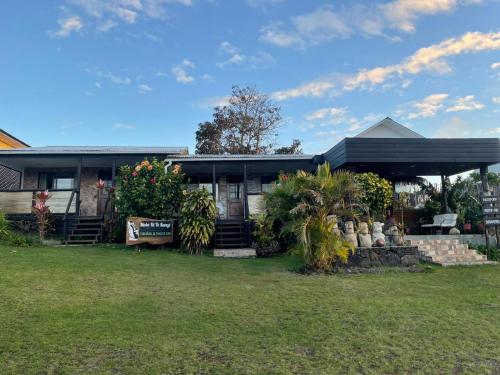 una casa con un patio delante de ella en Mata ki te Rangi Rapa Nui, en Hanga Roa