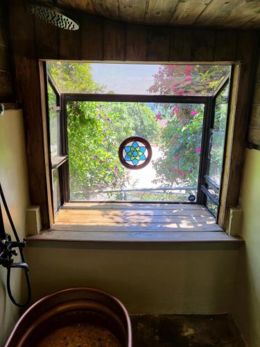 ein Fenster in einem Zimmer mit Blick auf einen Hof in der Unterkunft Hobbit Haven in Santa Barbara