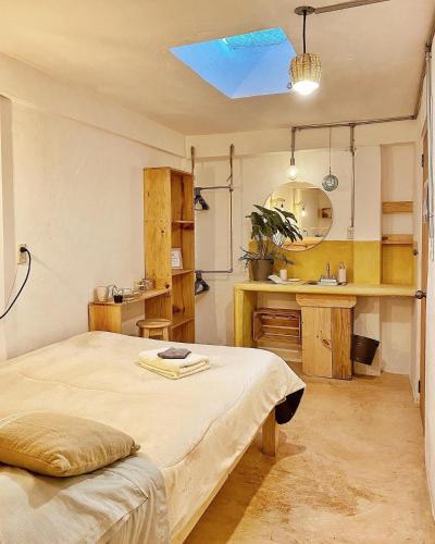 a bedroom with a bed and a small kitchen at Hostel Boutique 55 in San Cristóbal de Las Casas