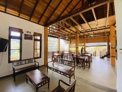 ein Esszimmer mit Holztischen und -stühlen in der Unterkunft La Seran Eco Resort in Bandarawela