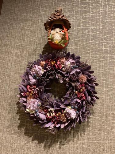 a wreath on a table with a statue of a head at Ryoso Chatani in Kyoto