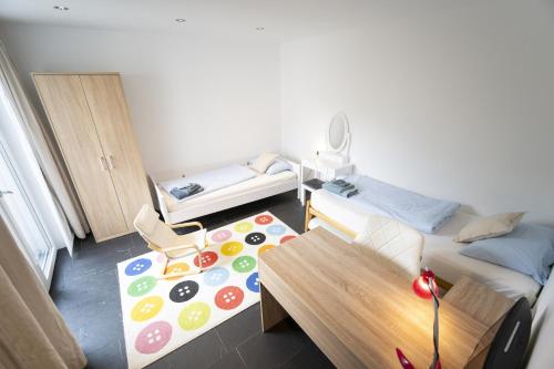 Chasa Emerita Moderne 3,5-Zimmer Terrassenwohnung mit Panoramablick tesisinde bir odada yatak veya yataklar