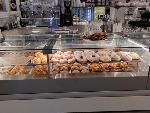 una vitrina en una panadería con un montón de donuts en casa Giuseppe, en Catania