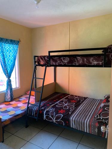 1 dormitorio con 2 literas y ventana en Departamento en ecoterra paraiso, en Puerto Vallarta