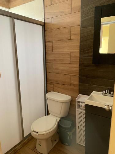 een badkamer met een toilet en een wastafel bij Departamento en ecoterra paraiso in Puerto Vallarta