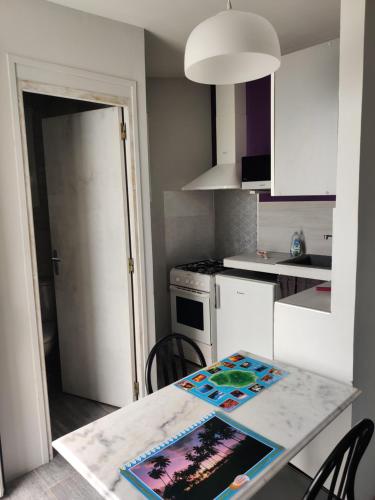 Kuchyň nebo kuchyňský kout v ubytování Joli studio cocooning & discret, à 2mns de la 4 voies