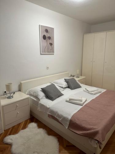 - une chambre avec un grand lit et 2 oreillers dans l'établissement Apartment"Tica"Zaton with pool, à Zaton