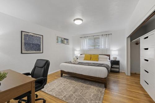 Un dormitorio con una cama y un escritorio y un escritorio. en New Broadway House Mount Vernon, en Mount Vernon