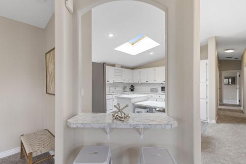 uma cozinha com armários brancos e um balcão de mármore em New Briarwood Estate, Rosewood Retreat em Mount Vernon