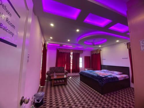 AuraB&B Homestay في سريناغار: غرفة نوم مع إضاءة أرجوانية وسرير وكرسي