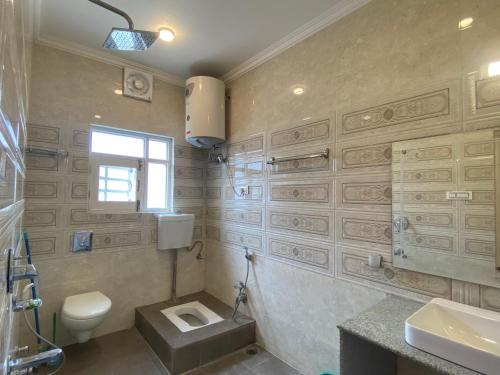 uma casa de banho com um WC e um lavatório em AuraB&B Homestay em Srinagar