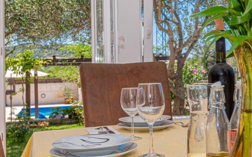 ビリセにあるVilla Marinaのワイングラスとワイン1本付きのテーブル