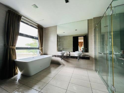 布城的住宿－OS Private Pool 3-Sty Bungalow Classic Elegant，带浴缸、两个盥洗盆和淋浴的浴室。