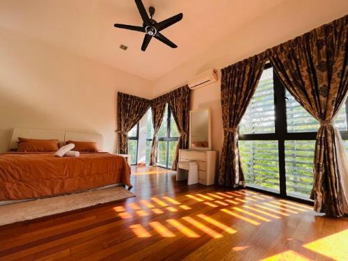 布城的住宿－OS Private Pool 3-Sty Bungalow Classic Elegant，一间卧室配有一张床和吊扇