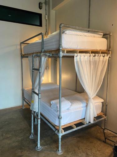 Postel nebo postele na pokoji v ubytování Bloo Hostel