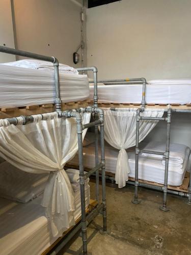 Palanda nebo palandy na pokoji v ubytování Bloo Hostel