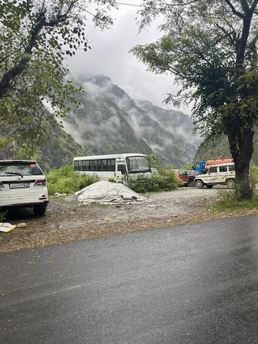 un autobús estacionado al lado de una carretera en Hotel Virdh Badri, en Jyotirmath