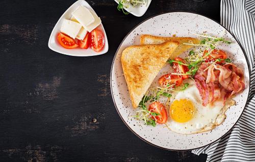 - un plateau de petit-déjeuner composé d'œufs, de bacon et de pain grillé dans l'établissement Surf View Point Ahangama, à Ahangama