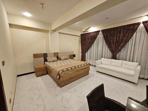 Katil atau katil-katil dalam bilik di Motorway Majesty Suites Islamabad - Near Islamabad International Airport and Motorway