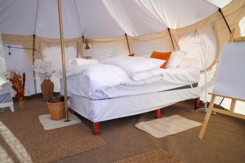 a bedroom with a bed in a tent at Safari Desert Camp in Shāhiq