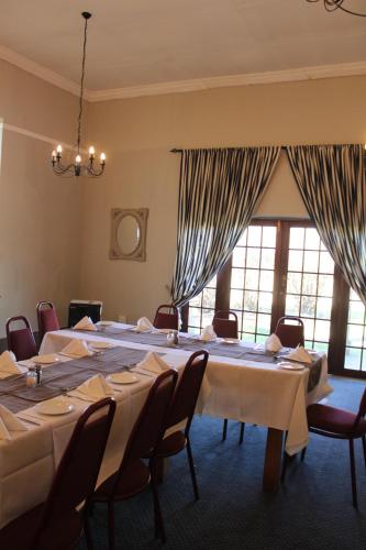 Un restaurante o sitio para comer en The Nottingham Road Hotel
