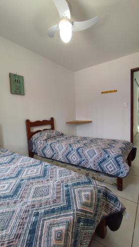 - une chambre avec 2 lits et un ventilateur de plafond dans l'établissement Casaportoazzurro, à Cabo Frio