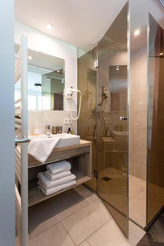 a bathroom with a sink and a shower at Boutiquehotel Bergvilla in Dafins