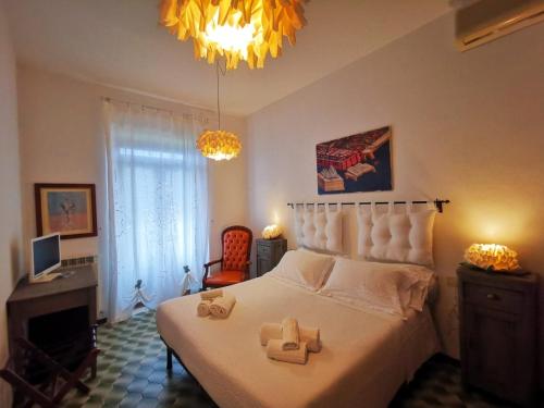 a bedroom with a bed with two towels on it at B&B Villa Miramì in Saturnia