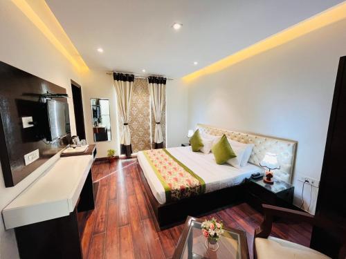 Ένα ή περισσότερα κρεβάτια σε δωμάτιο στο Hotel Aura IP Grand Karkardooma Metro Station New Delhi