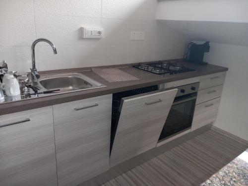 Een keuken of kitchenette bij Appartamento Monastir R2659