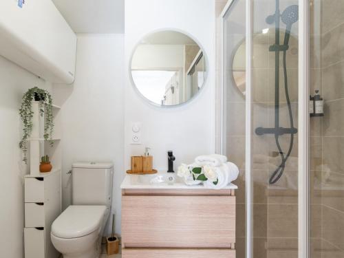 a bathroom with a toilet and a sink and a mirror at Le Lotus - Parking public gratuit, wifi haut débit, proche autoroute, gare & centre ville in Mâcon